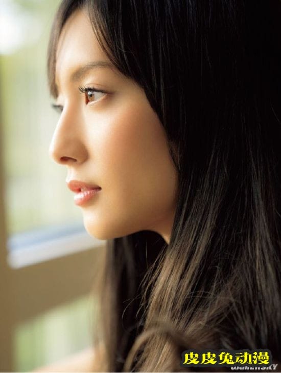 九头身大长腿女星菜菜绪 展现一字马技能获网友大赞