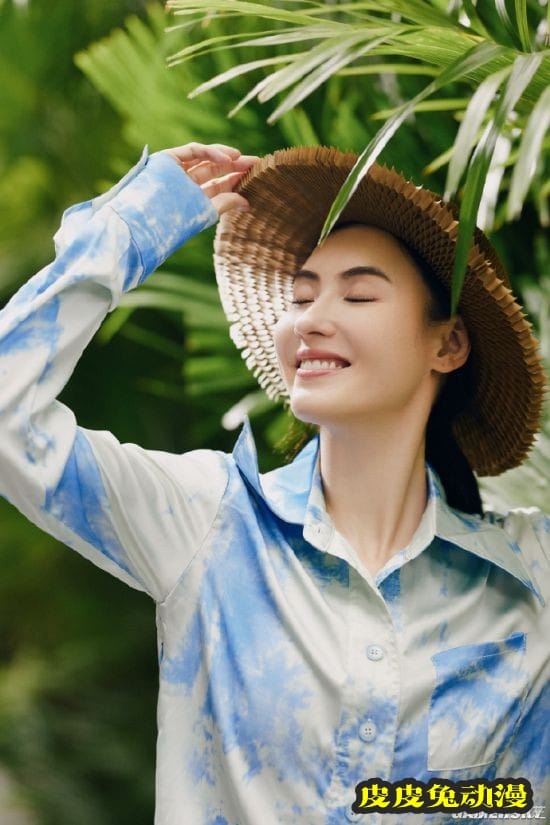 张柏芝时隔22年再拍《任何天气》写真 重现19岁的美貌