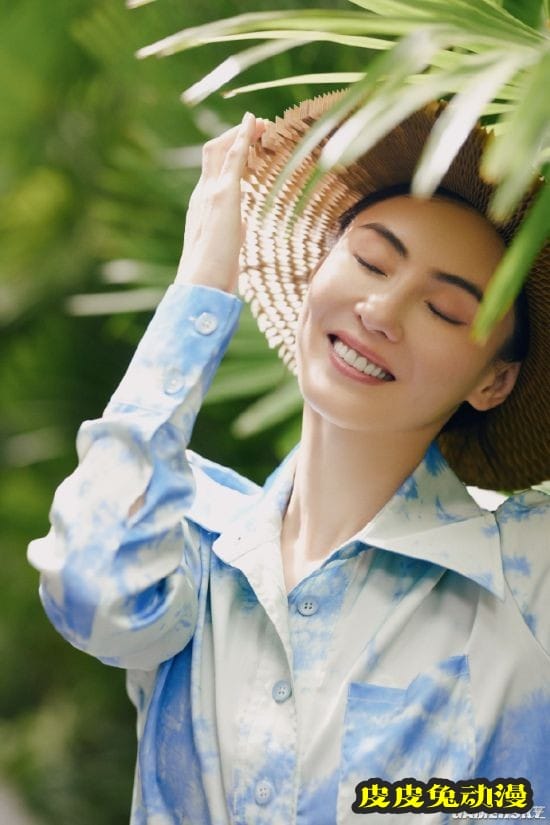 张柏芝时隔22年再拍《任何天气》写真 重现19岁的美貌