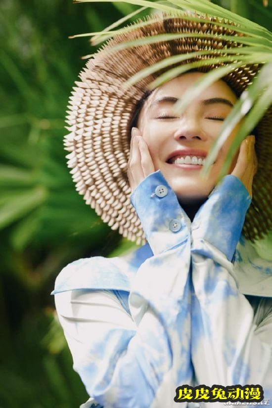 张柏芝时隔22年再拍《任何天气》写真 重现19岁的美貌