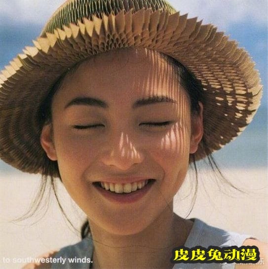 张柏芝时隔22年再拍《任何天气》写真 重现19岁的美貌