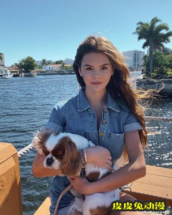 逆天身材火辣性感 美国正妹惊人车灯让人傻眼