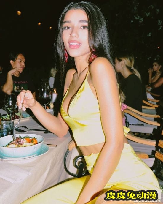 身材绝美的S型曲线 曼妙吸睛的西班牙混血模特