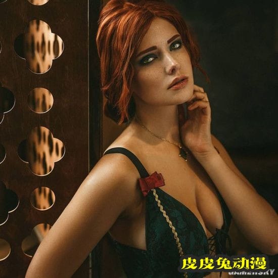 俄妹COS《巫师》系列女主 美腿御姐CG级神还原