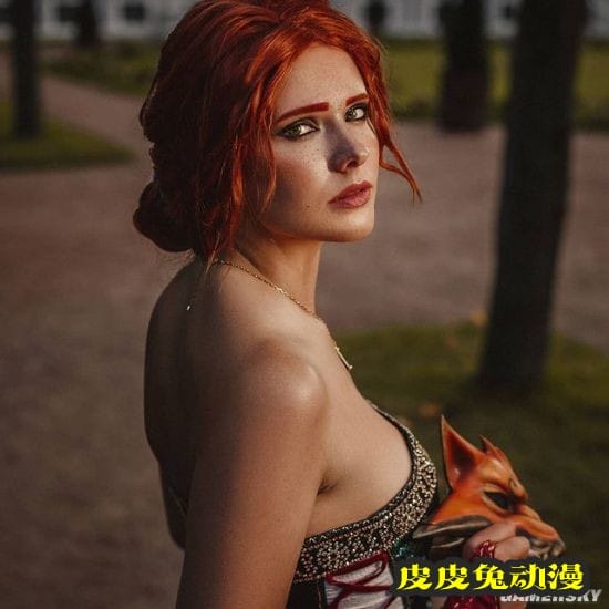 俄妹COS《巫师》系列女主 美腿御姐CG级神还原