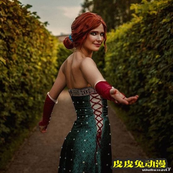 俄妹COS《巫师》系列女主 美腿御姐CG级神还原