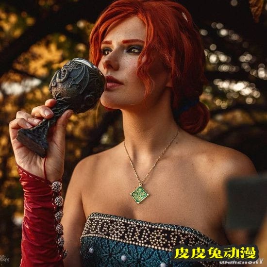 俄妹COS《巫师》系列女主 美腿御姐CG级神还原