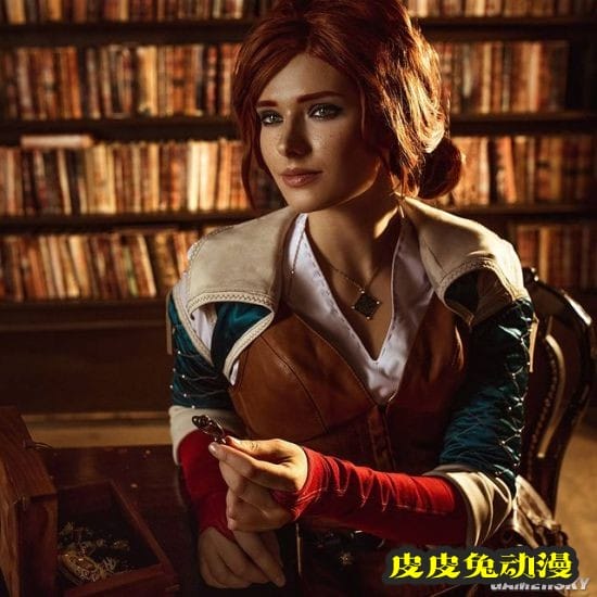 俄妹COS《巫师》系列女主 美腿御姐CG级神还原