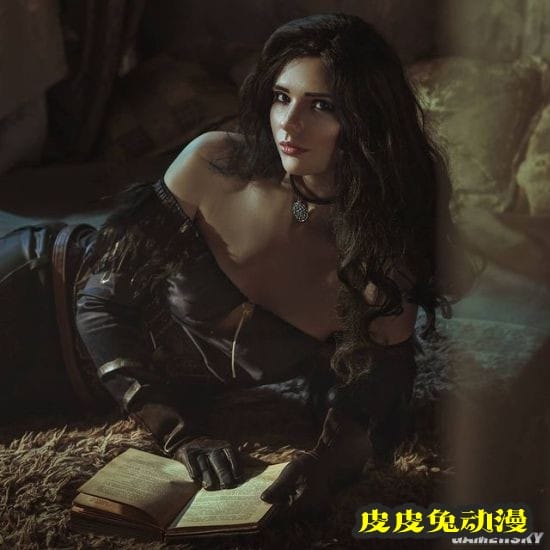 俄妹COS《巫师》系列女主 美腿御姐CG级神还原