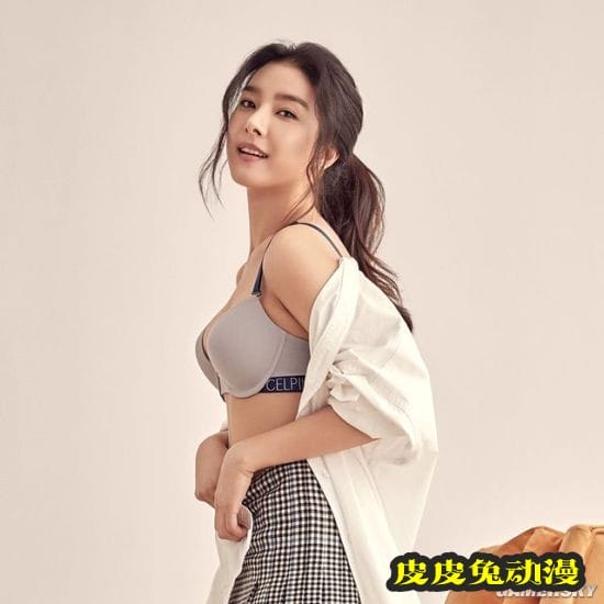 清纯派女偶像代言内衣 却从没拍过内衣照引粉丝热议