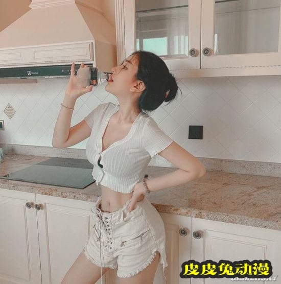 00后越南正妹泳装解禁 火辣穿搭大秀成熟身材