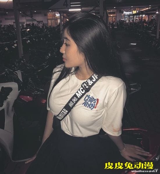 00后越南正妹泳装解禁 火辣穿搭大秀成熟身材