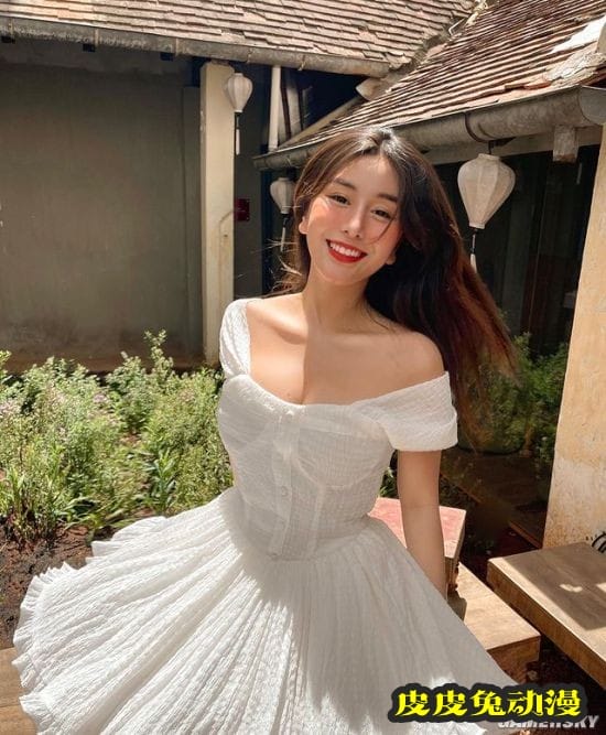 00后越南正妹泳装解禁 火辣穿搭大秀成熟身材