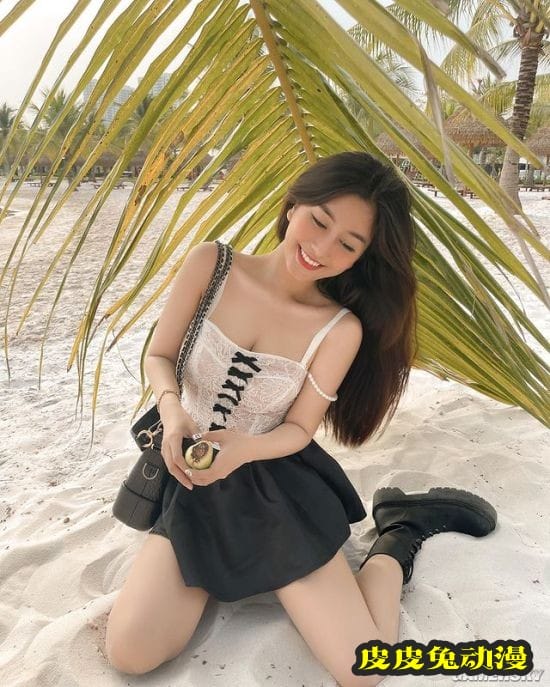 00后越南正妹泳装解禁 火辣穿搭大秀成熟身材
