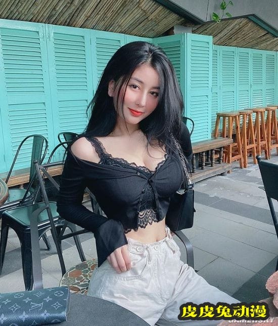 00后越南正妹泳装解禁 火辣穿搭大秀成熟身材