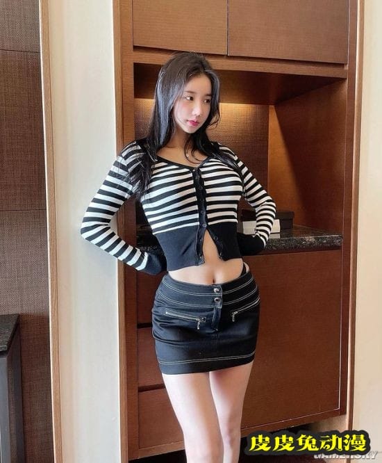 火辣女DJ身材更吸睛 韩国网红发美照比打碟更顺手