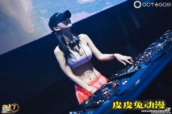 火辣女DJ身材更吸睛 韩国网红发美照比打碟更顺手