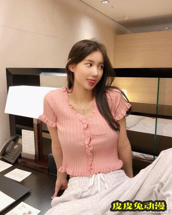 火辣女DJ身材更吸睛 韩国网红发美照比打碟更顺手