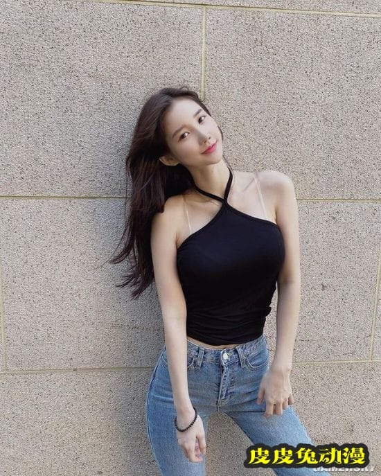 火辣女DJ身材更吸睛 韩国网红发美照比打碟更顺手