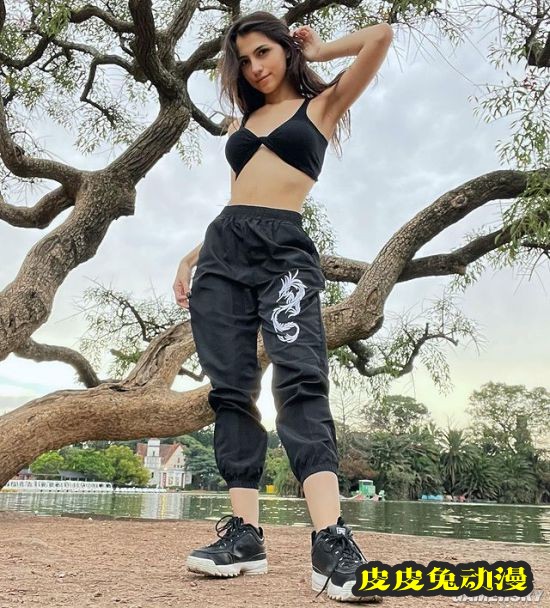 爱穿运动内衣打游戏的正妹 身材爆表的阿根廷主播