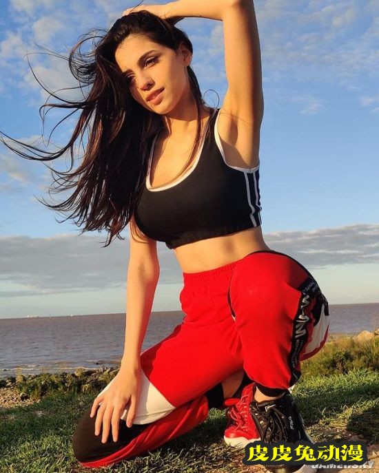 爱穿运动内衣打游戏的正妹 身材爆表的阿根廷主播