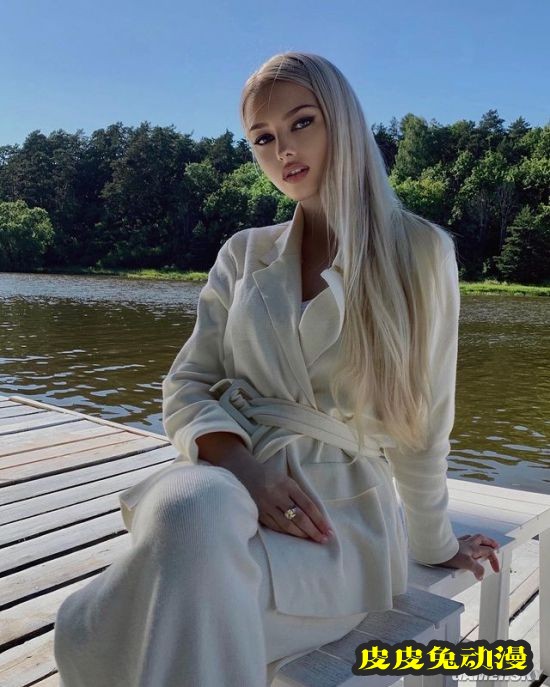 蜂腰长腿藏不住的火辣 俄罗斯精致美人身材出众