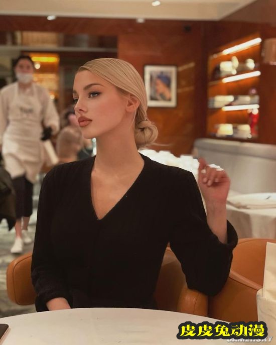 蜂腰长腿藏不住的火辣 俄罗斯精致美人身材出众