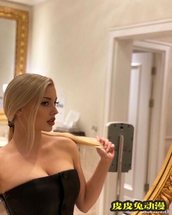 蜂腰长腿藏不住的火辣 俄罗斯精致美人身材出众