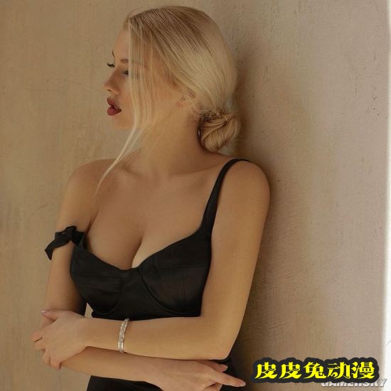 蜂腰长腿藏不住的火辣 俄罗斯精致美人身材出众