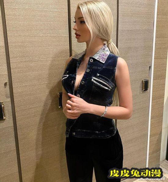 蜂腰长腿藏不住的火辣 俄罗斯精致美人身材出众