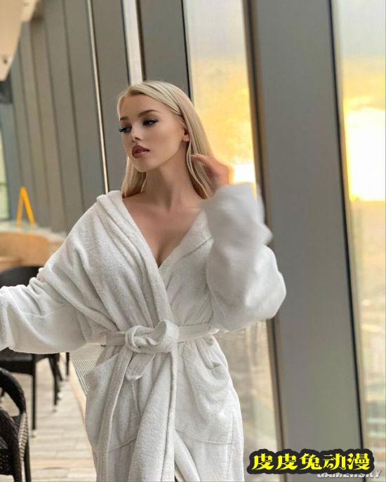 蜂腰长腿藏不住的火辣 俄罗斯精致美人身材出众