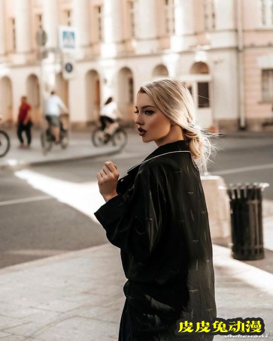 蜂腰长腿藏不住的火辣 俄罗斯精致美人身材出众