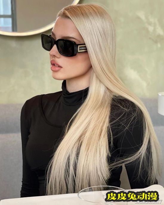 蜂腰长腿藏不住的火辣 俄罗斯精致美人身材出众