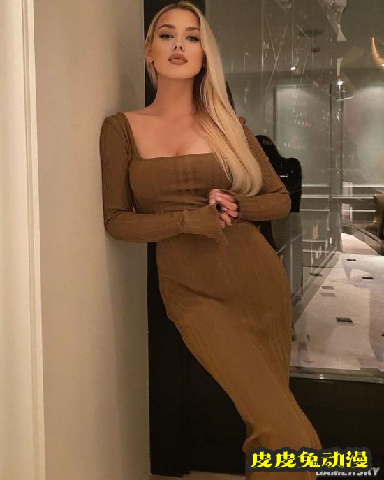 蜂腰长腿藏不住的火辣 俄罗斯精致美人身材出众