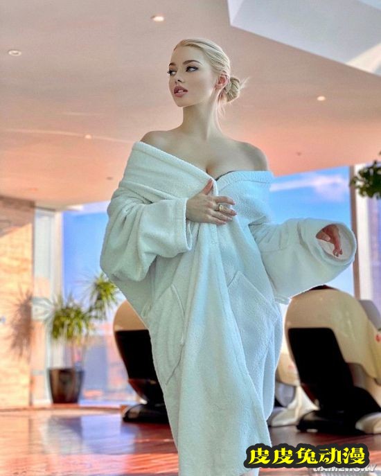 蜂腰长腿藏不住的火辣 俄罗斯精致美人身材出众