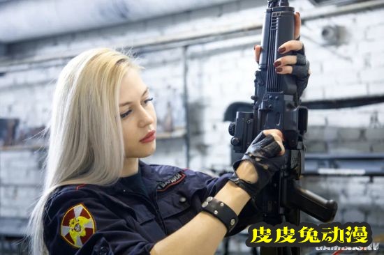 俄罗斯“最美女兵”出名后却被开除 因为一段短视频-皮皮兔动漫