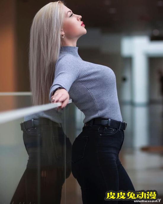 俄罗斯“最美女兵”出名后却被开除 因为一段短视频