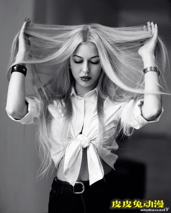 俄罗斯“最美女兵”出名后却被开除 因为一段短视频