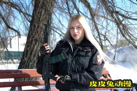 俄罗斯“最美女兵”出名后却被开除 因为一段短视频