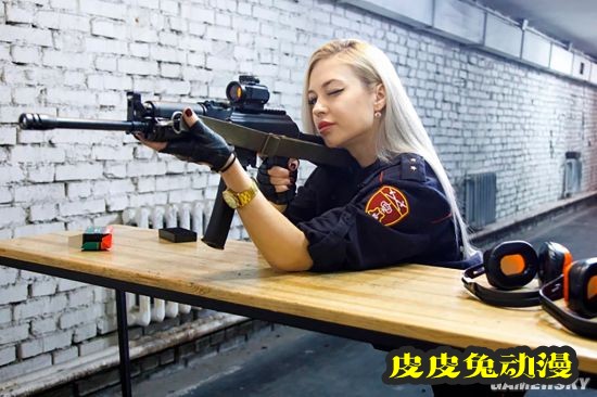 俄罗斯“最美女兵”出名后却被开除 因为一段短视频