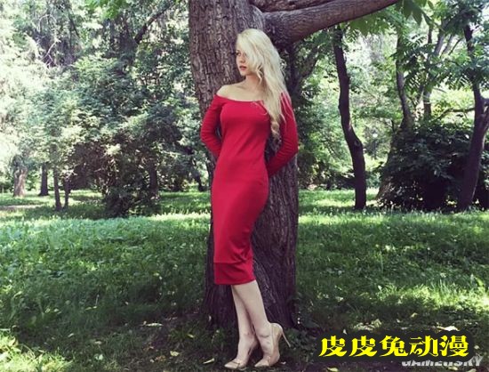 俄罗斯“最美女兵”出名后却被开除 因为一段短视频