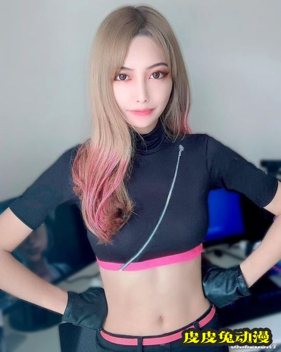 日本女主播边泡温泉边打游戏 到底坑没坑队友？