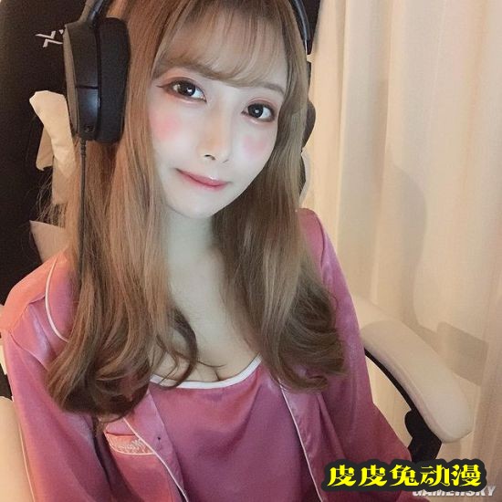 日本女主播边泡温泉边打游戏 到底坑没坑队友？