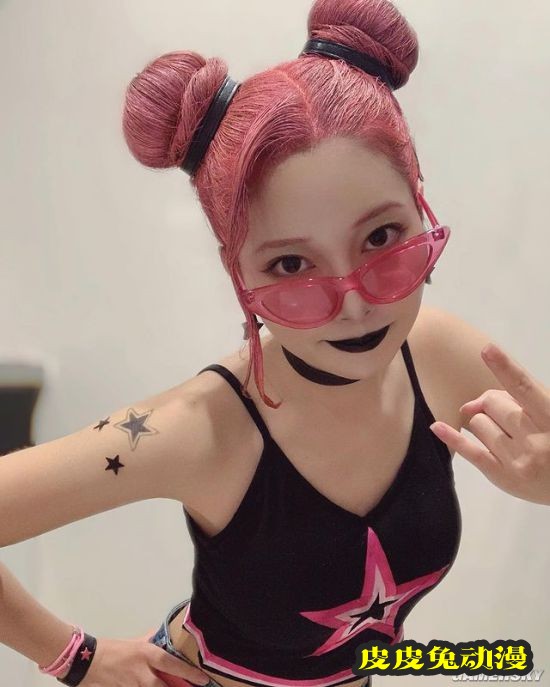 日本女主播边泡温泉边打游戏 到底坑没坑队友？