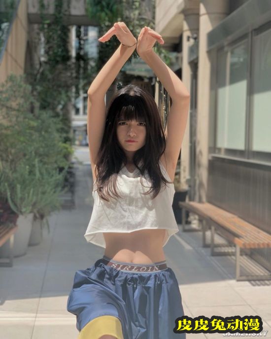 美少女网红“照骗”被扒？素颜照曝光粉丝哀嚎