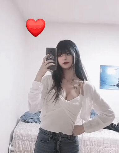 日本美少女画师走红 极品身材像极二次元人物