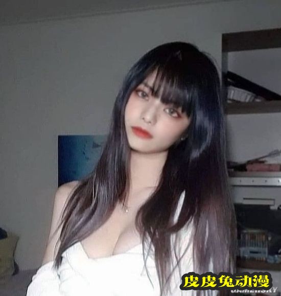 日本美少女画师走红 极品身材像极二次元人物