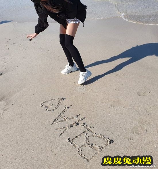 日本美少女画师走红 极品身材像极二次元人物