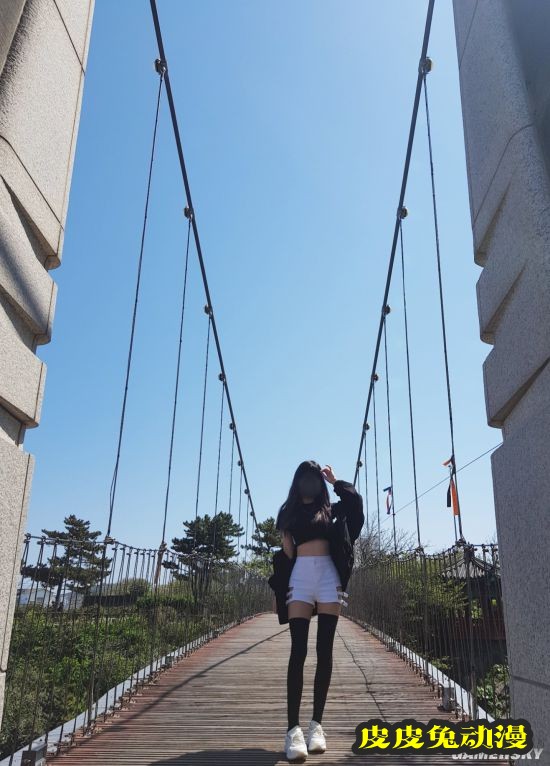 日本美少女画师走红 极品身材像极二次元人物