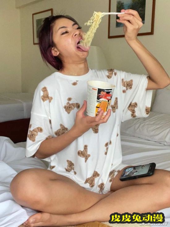 网红美女居家的“理想与现实” 原来美照都是摆拍